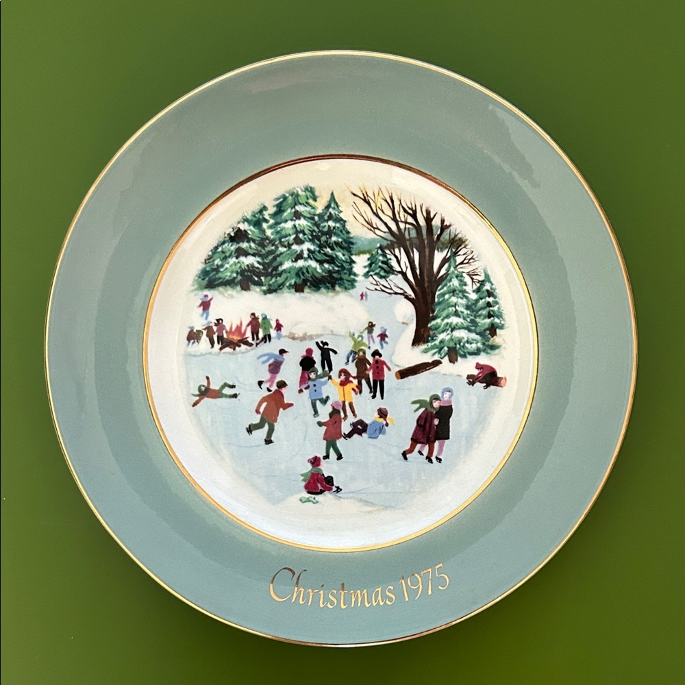 Vintage Avon Christmas 1975 Decorative Plate